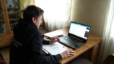 Schüler arbeitet an Laptop