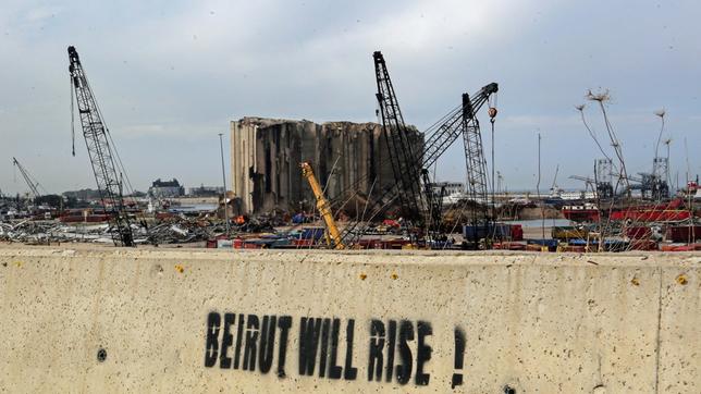 Der Schriftzug "Beirut will rise!" (Beirut wird auferstehen) wurde an eine Betonmauer vor dem zerstörten Beiruter Hafen gesprüht.