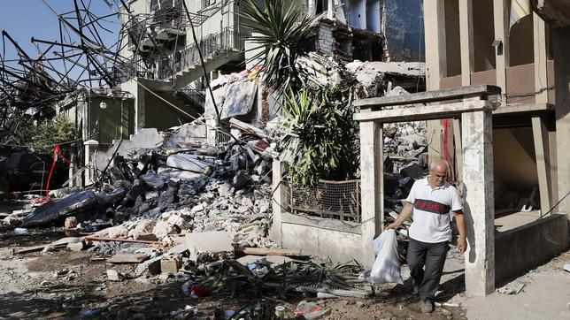 Beirut: Ein Mann trägt seine Habseligkeiten aus einem zerstörten Haus