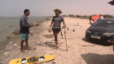 Hasan mit Krücken am Strand 