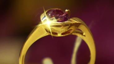 Bild: WDR Goldring mit einem Saphir