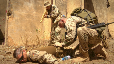 Bundeswehrsoldaten der Ausbildungsmission in Mali zeigen die Überwältigung eines Heckenschützen
