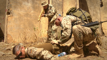 Bild: SWR Bundeswehrsoldaten der Ausbildungsmission in Mali zeigen die Überwältigung eines Heckenschützen
