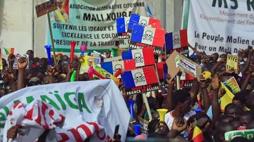 Menschen mit Plakaten auf Demonstration gegen Frankeich in Bamako (Mali)