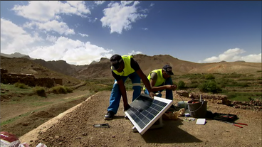 Marokko: Solar-Installateur Jaouad Ait Rabeh installiert Solarzellen im Hohen Atlas auf Häuserdächer