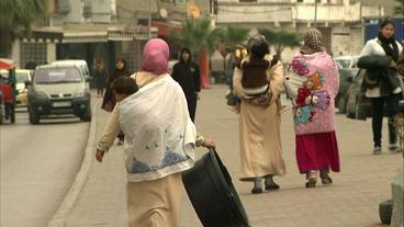 Frauen mit Kopftuch auf der Strasse 