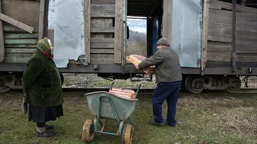 Bild: WDR Russland: Brot, Lebensmittel und die Post sind an Bord – Warten auf die Bummelbahn