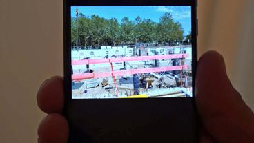 Foto einer Baustelle auf Smartphone-Display