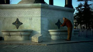 Mehmet Yagci an einem Brunnen