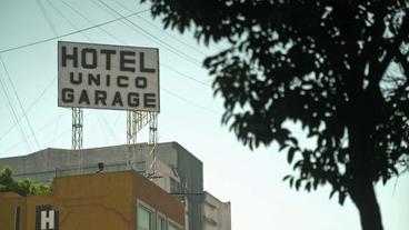 Schild auf Gebäude: "Hotel Unico Garage"
