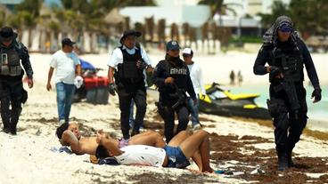 Mexiko: Schwerbewaffnete Polizisten patrouillieren an den Traumständen von Cancun