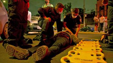 Sanitäter kümmern sich um Verletzten am Boden