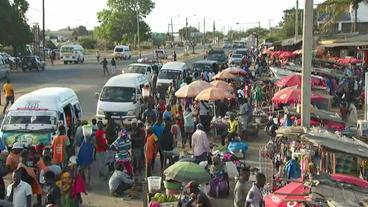 Menschen und Autos in Pemba 