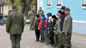 Bild: WDR Moskau: In Reih und Glied: Drill schon für die Kleinsten im Kloster Sergijew Possad.