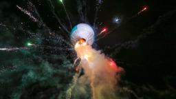 Ballon steigt auf, Feuerwerk explodiert 