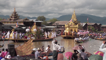 Zeremoniell geschmückte Langboote auf dem Inle-See