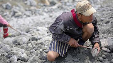 Männer aus ganz Myanmar kommen an den Rand der Jade-Minen, um in den Überresten des Bergbaus ihr Glück zu suchen.