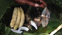 Noch ist der Mittagstisch gedeckt mit Banane, Kokosnuss und Papageienfisch. Landwirtschaft und Fischerei werden jedoch durch den klimatischen Wandel immer unberechenbarer. 