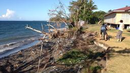 Abbruchkante auf Guadalcanal, der Hauptstadt-Insel: Das Wasser frisst sich immer schneller ins Land.