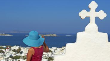 Bild: picture alliance / Tuul/Robert Harding Touristin auf Mykonos