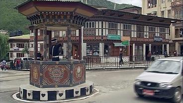 Bild: Das Erste Der Kreisverkehr in Thimphu.