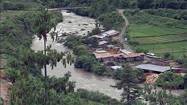 Bild: Das Erste Blick auf einen Fluss in Bhutan.