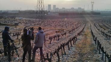 Bild: NDR Autor Michael Strempel an einem Atomkraftwerk in Frankreich
