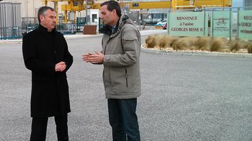 Bild: NDR Autor Michael Strempel im Interview mit Frédéric de Agostini, Direktor der Atomfabrik Tricastin.