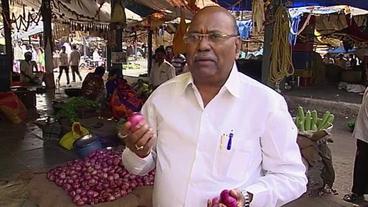 Oppositionspolitiker Balasaheb Ghavne auf einem Markt.