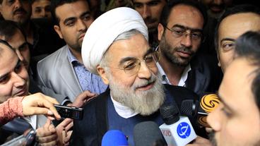 Präsidentschaftskandidat Hassan Ruhani umringt von Journalisten.