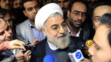 Bild: picture alliance / landov Präsidentschaftskandidat Hassan Ruhani umringt von Journalisten.