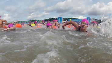 Bild: Das Erste/Screenshot Schwimmer beim Schwimm-Marathon zwischen der Insel Kinmen und dem chinesischen Festland.