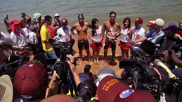 Bild: Das Erste Der Gewinner des Schwimm-Marathons von Kinmen umringt von Journalisten.