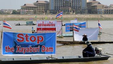 Thailändische Umweltaktivisten protestieren gegen den Staudamm-Bau in Laos.