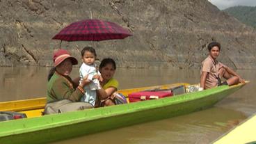Familie in einem Schiff auf dem Mekong