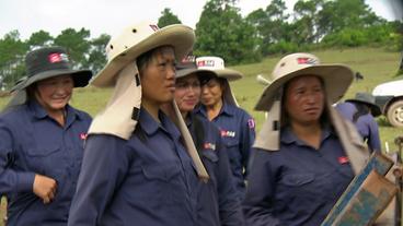 Bombenentschärferinnen in Laos.