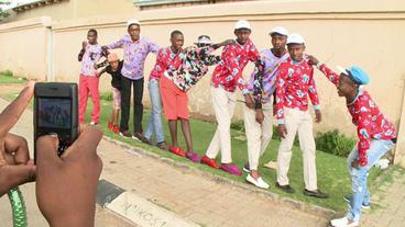 Bild: NDR Isikhothane in Soweto zeigen sich im Luxusoutfit.
