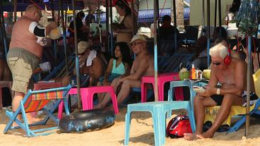 Bild: NDR Männliche Touristen am thailändischen Strand.