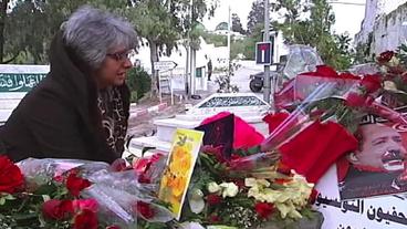 Basma Khalfaoui Belaid am Grab ihres Mannes.