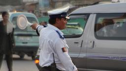 Ein Polizist regelt den Verkehr