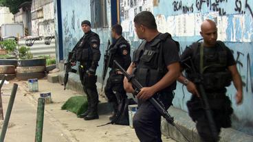 Polizei in der Favela Maré in Rio de Janeiro