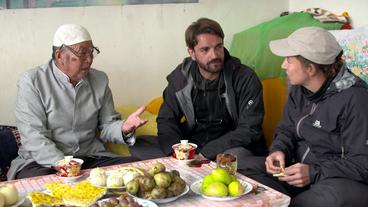 Ariane Reimers und Kamermann Ronald Schütze im Gespräch mit einem Imam.