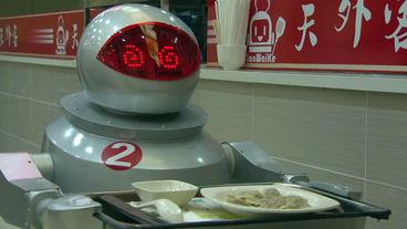 Ein Roboter serviert Essen.