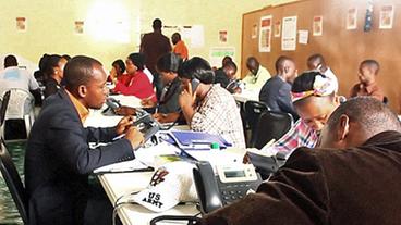Bild: NDR/Screenshot Mitarbeiter in Callcenter in Monrovia.