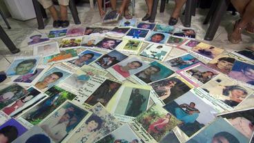 Bild: NDR Bilder von Personen in Honduras, die in die USA flüchten wollten.