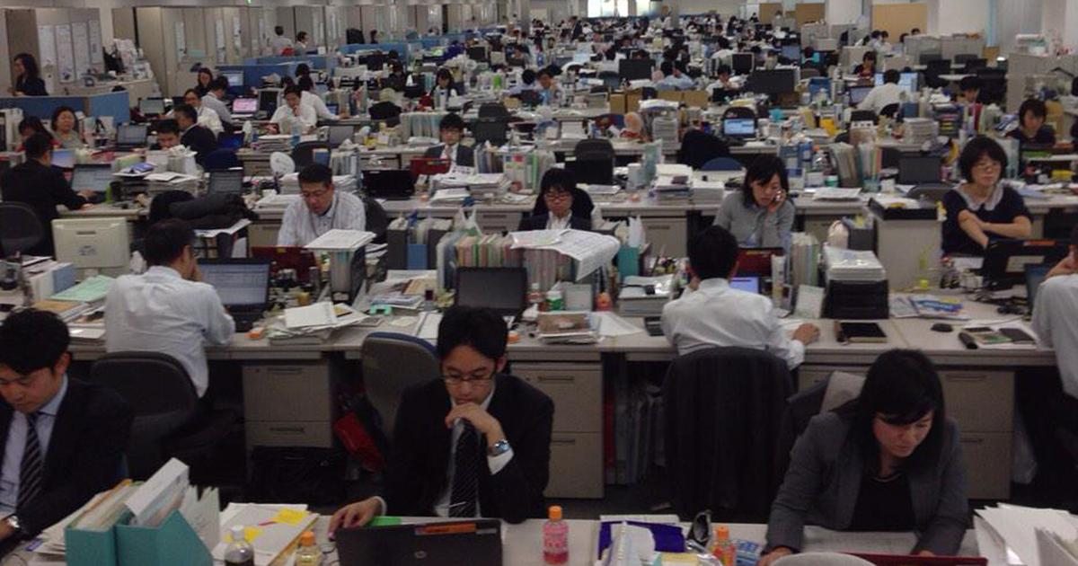 Japanische Frau Marika Ist Dabei Ihr Mann, Der Gerade Von Der Arbeit Kam Zu Befriedigen Und War Erschöpft Japanische Frau Marika Ist Dabei Ihr Mann, Der Gerade Von Der Arbeit Kam Zu Befriedigen Und War Erschöpft