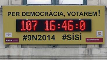 Eine Uhr am Rathaus in Berga zählt die Tage und Stunden bis zur Volksabstimmung über die Unabhängigkeit.