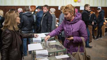 Krimbewohner gehen zum Referendum in einem Saal in Bachtschissarai, Ukraine.