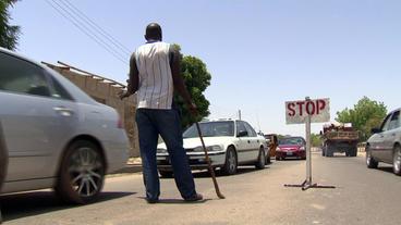 In der Stadt Maiduguri patrouilliert eine Bürgerwehr. 