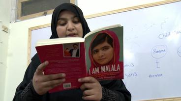 Hadiqa Basheer liest in einem Buch der Friedensnobelpreisträgerin Malala Yousafzai